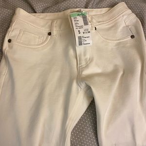 White straight leg jeans- new. fit a size 0/1
